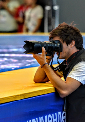 Portrait de Guillaume Lanouhe, appareil au poing, lors des World Nomad Games.